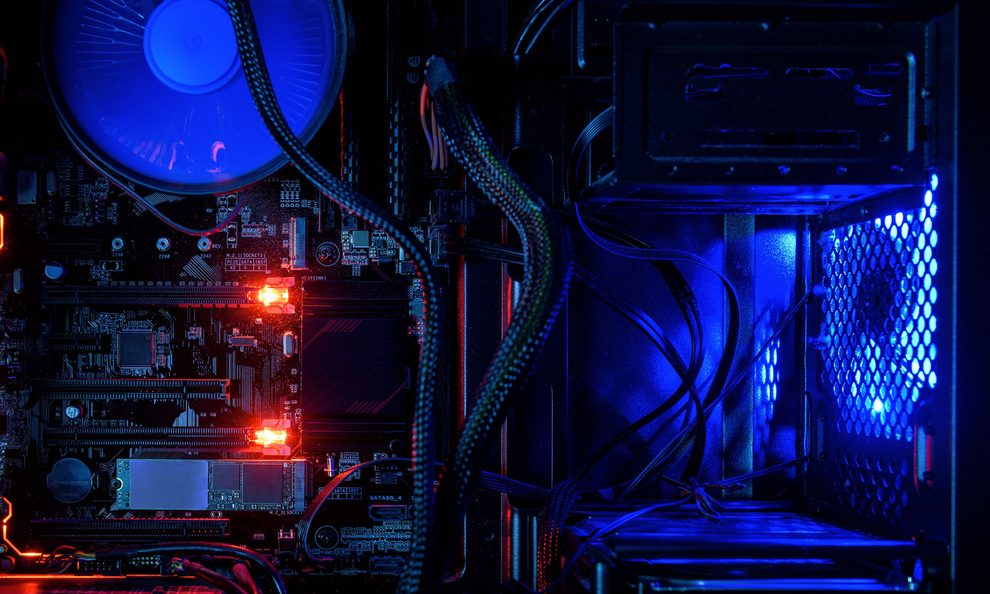 计算机及其内置 LED RGB 灯和 CPU 散热风扇，内部硬件，打开的高性能台式电脑。打开的游戏计算机，壁纸。计算机维修的概念和技术。