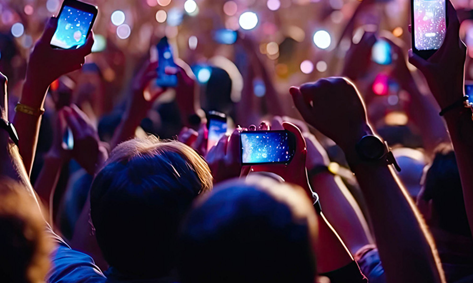 音乐会或晚间活动现场充满活力的氛围，热情的观众高举着手机，拍摄和记录精彩演出。由生成式 AI 创作的插图