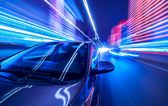 城市街道高速行驶的车辆，光线代表速度，前视图