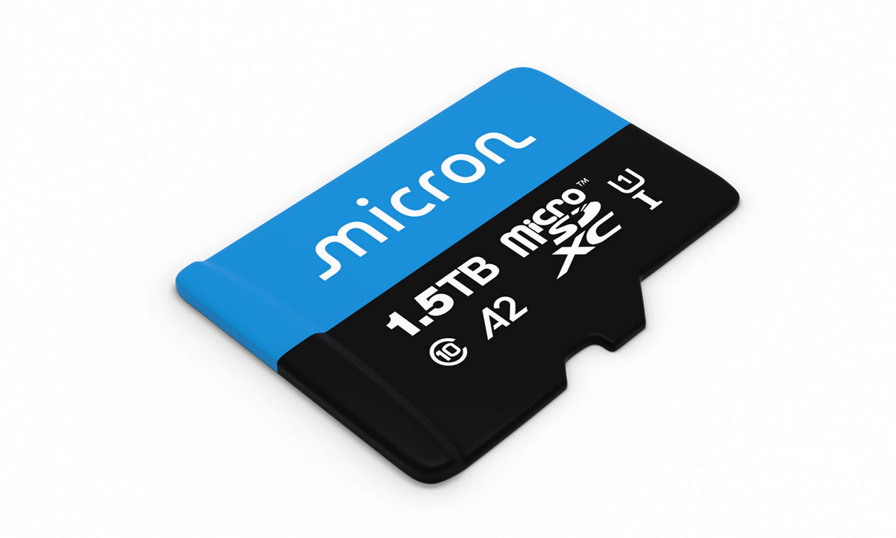 两张直立的美光视频监控级 microSD 卡。